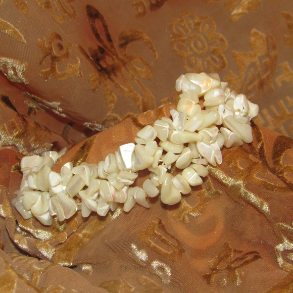 Mother of Pearl Chip Chunk Stretch Bracelet VTG - Picture 1 of 5